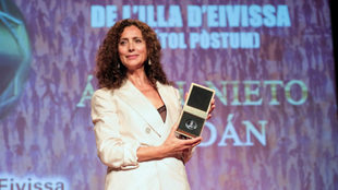 Belinda Alonso, la viuda del expiloto ngel Nieto, recoge la medalla.
