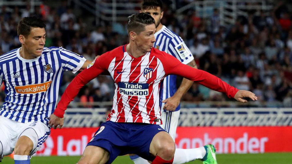 Fernando Torres, ante Hctor Moreno en el ltimo Real...