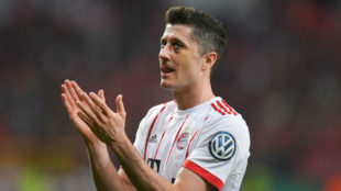 Lewandowski aplaude tras un gol del Bayern.