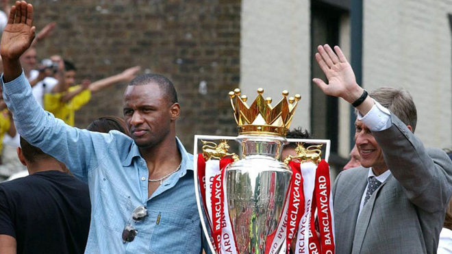 Vieira celebra junto a Wenger una Premier League.