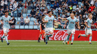 Maxi Gmez celebra su gol ante el Valencia.