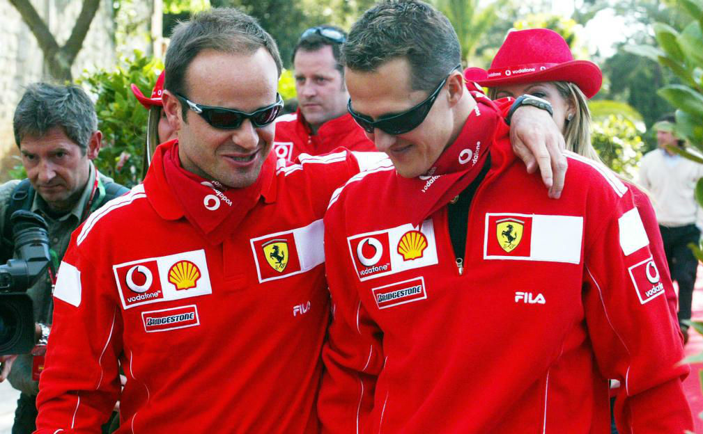 Ruben Barrichello y Michael Schumacher, en un evento de 2004 en...