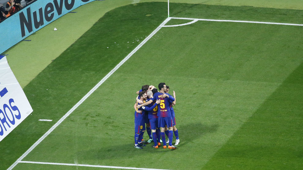 Los jugadores del Barcelona celebran uno de los goles ante el Sevilla.