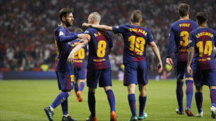 Messi e Iniesta celebra el tanto del manchego