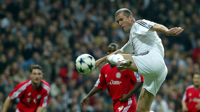 Zidane remata de volea para hacer el 1-0 ante el Bayern en la 03-04