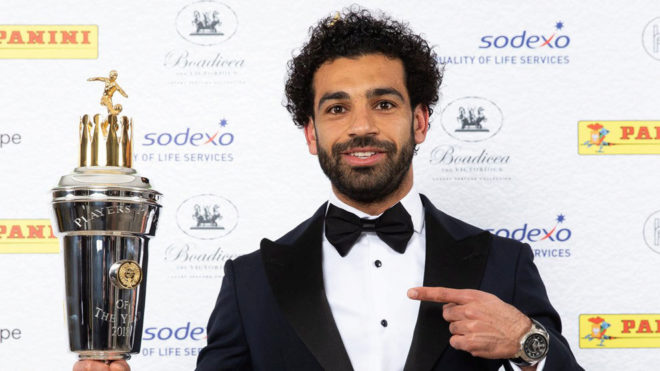 Salah posa con el premio de Mejor Jugador.