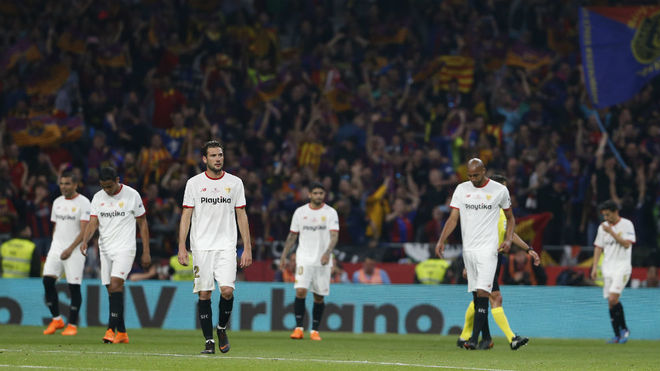 Los jugadores del Sevilla, abatidos tras la goleada en la final de...