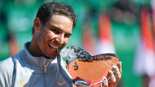 Rafa Nadal muerde el trofeo de Montecarlo