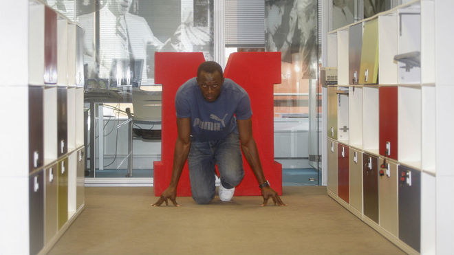 Usain Bolt posa en la redacción de MARCA durante una visita