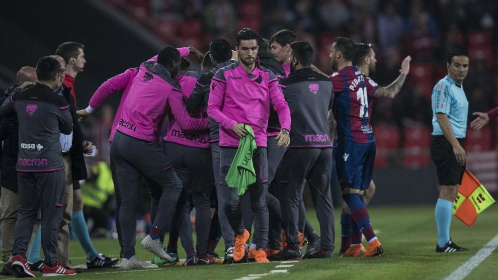 Los jugadores del Levante se abrazan para celebrar el segundo gol de...