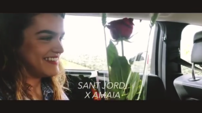 Amaia, con el libro y la rosa, celebrando el Sant Jordi
