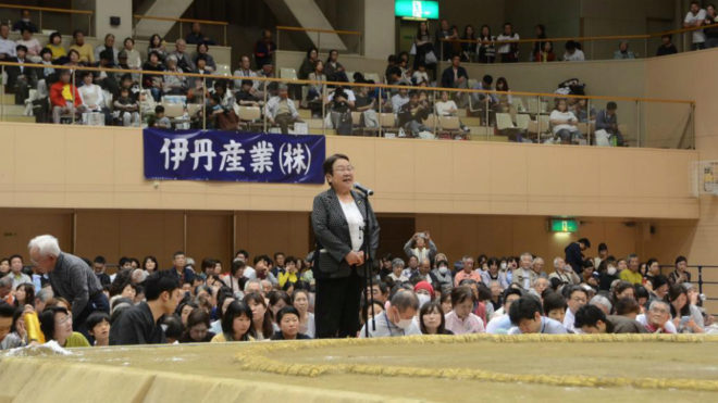 Tomoko Nakagawa, alcaldesa de Takarazuka, da un discurso fuera del...