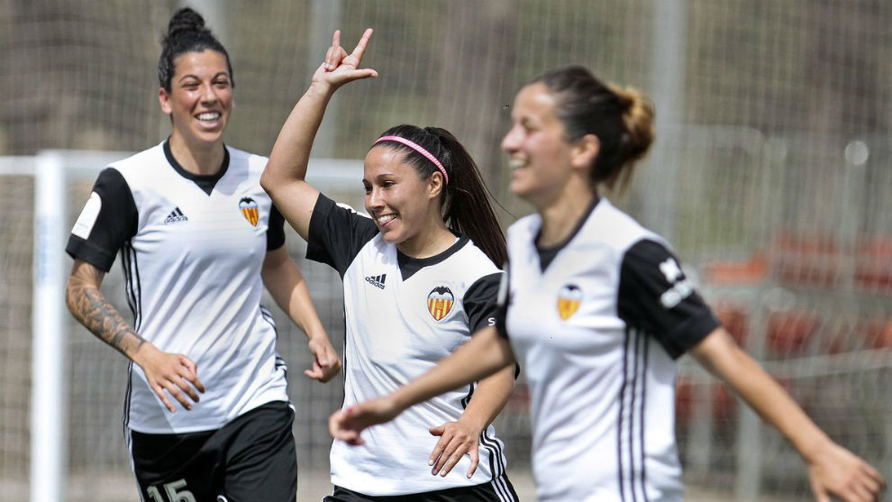 Mari Paz Vilas celebra un gol en la Liga Iberdrola.