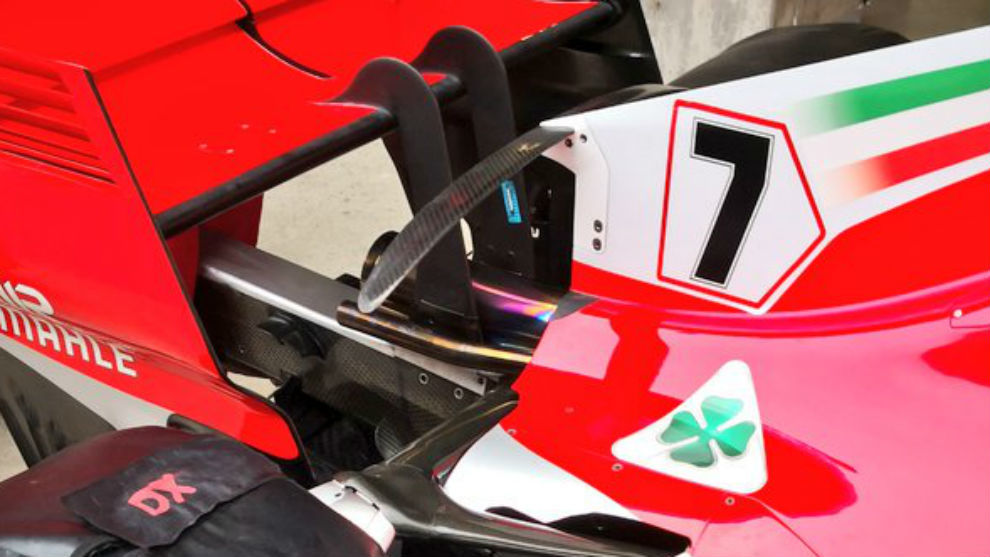 Se supone que, los dos tubos de escape pequeos, soplan para influir en al ala trasera del Ferrari en las curvas.
