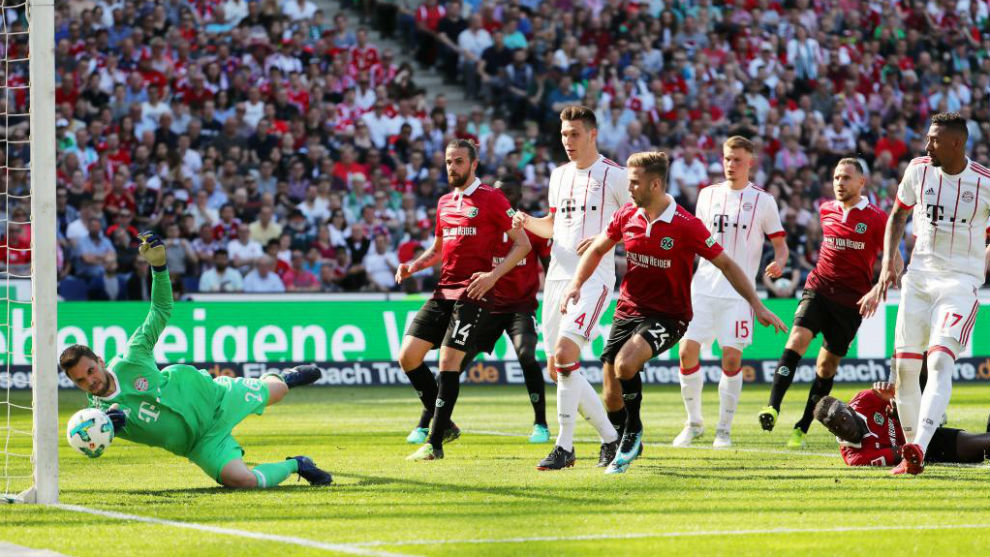 Sven Ulreich evita un gol en el partido del Bayern contra el Hannover.