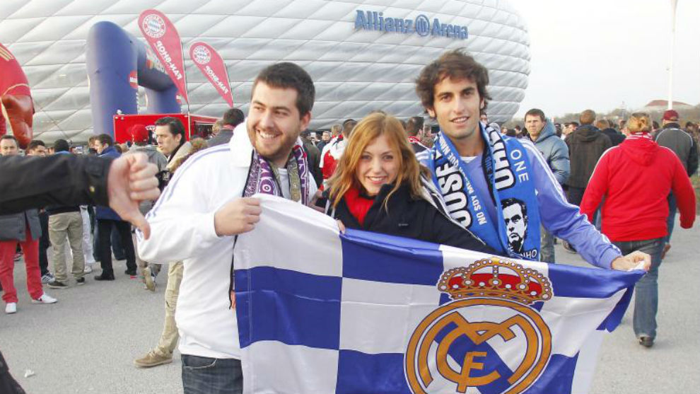 Aficionados del Real Madrid en el Allianz en 2012 antes de un partido...