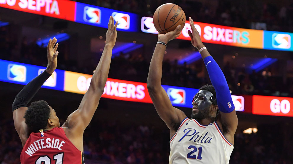 Embiid lanza a canasta ante Whiteside