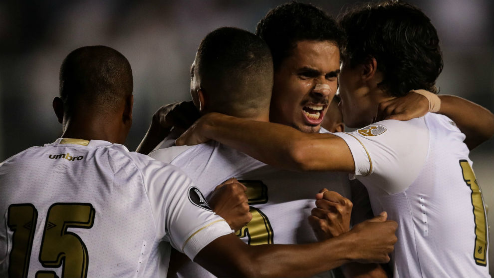 Varios jugadores del Santos celebrando uno de los goles del partido