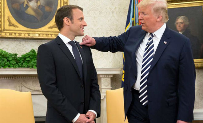 Trump le quita la caspa del hombro a Macron en un extrao gesto de...