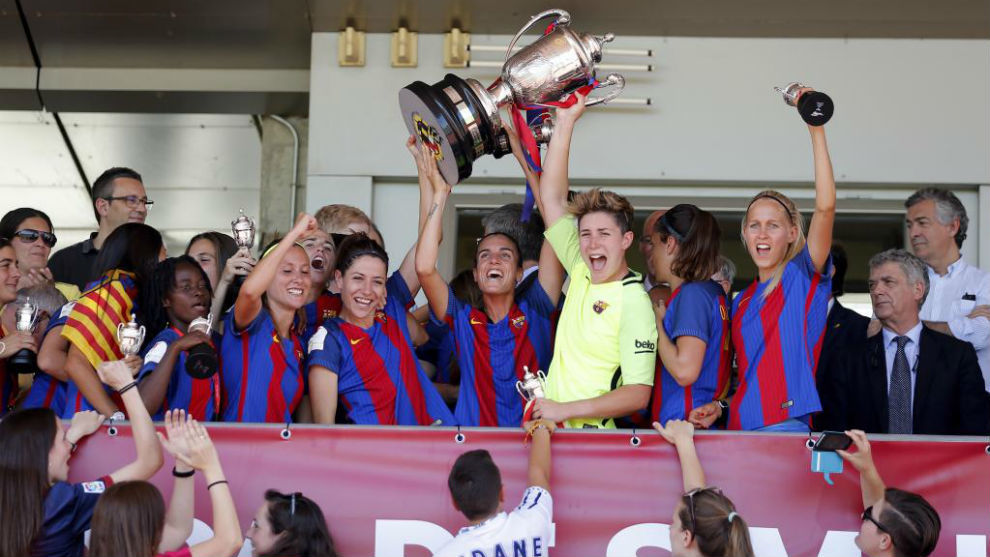 Las jugadoras del Barcelona alzan la copa de campeonas en 2017.