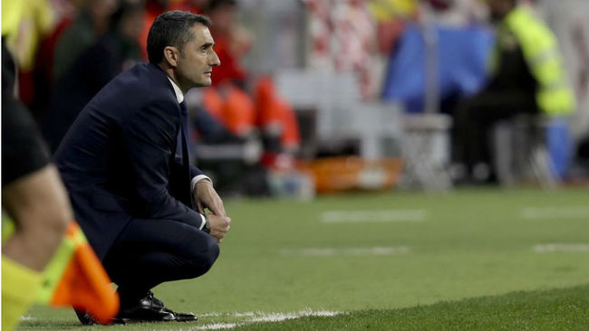 Ernesto Valverde observa el partido contra el Sevilla en la final de...
