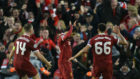 Salah levanta los brazos pidiendo perdn a la aficin de la Roma...