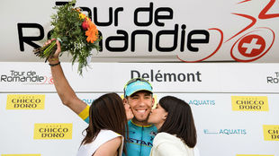 Omar Fraile, besado por las azafatas del Tour de Romanda tras la...
