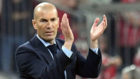 Zidane aplaude en la banda.