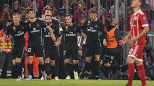 Los jugadores del Real Madrid celebran el tanto de Asensio.