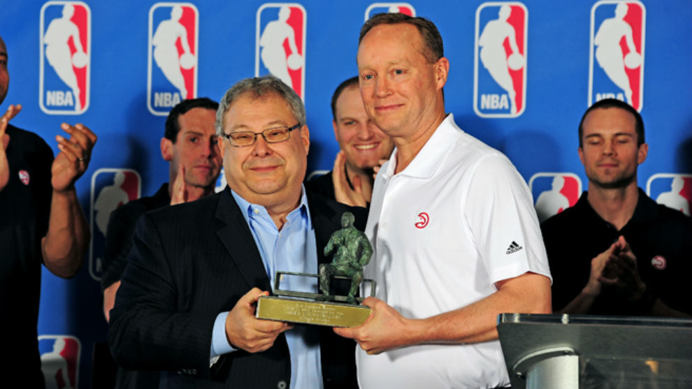 Mike Budenholzer recibiendo el premio a mejor entrenador de la NBA en...