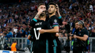 Ramos celebra el gol de Asensio con el mallorqun y con Lucas