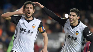 Parejo y Guedes celebran un gol en Mestalla.