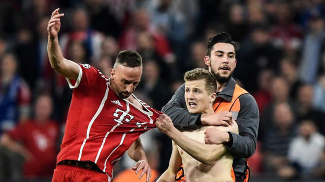 Un espontneo agarra a Ribery tras el partido.