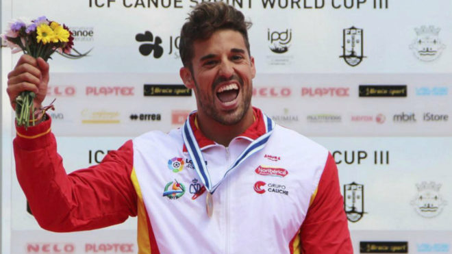 Carlos Garrote tras ganar una medalla en una Copa del Mundo.