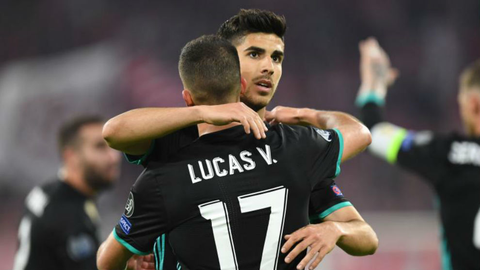 Lucas y Asensio celebran en el Allianz el gol del mallorqun