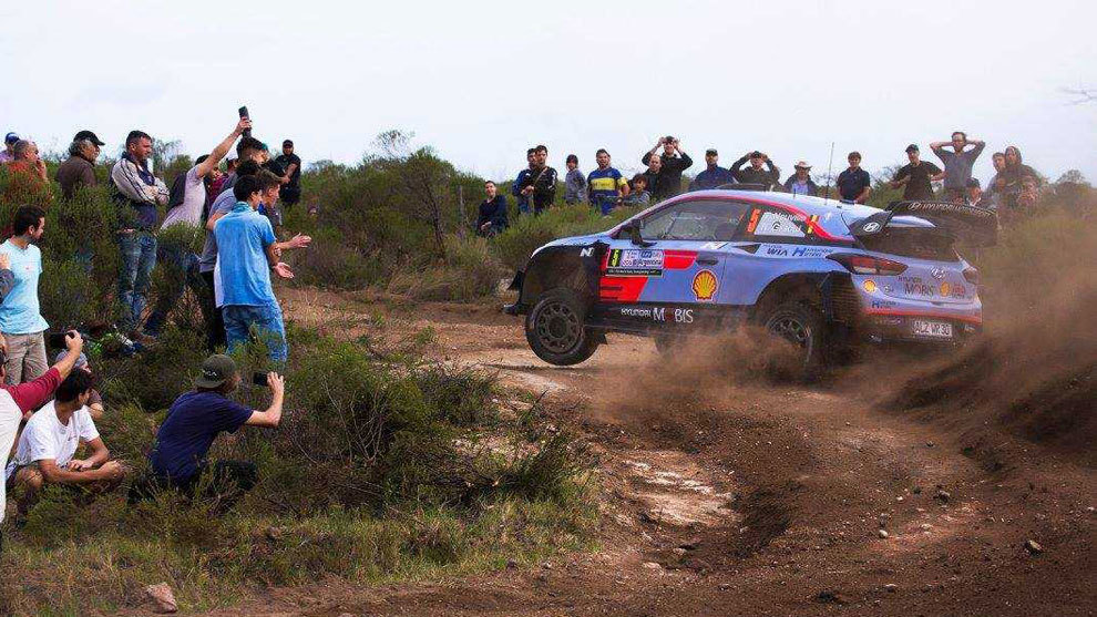 El belga, exprimiendo su Hyundai i20 Coup WRC