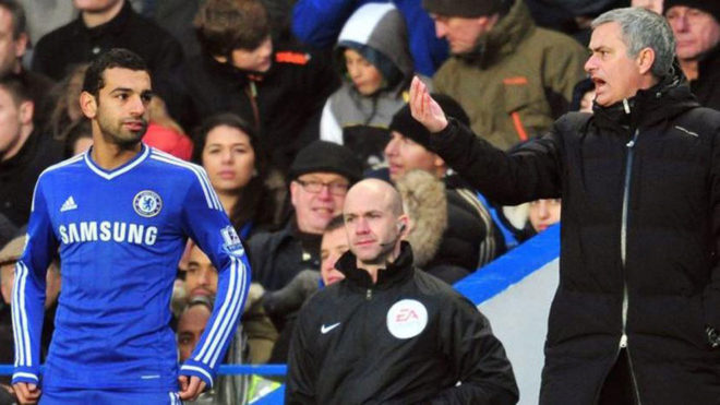 Mourinho en la banda junto a Salah, cuando ambos estaban en el Chelsea