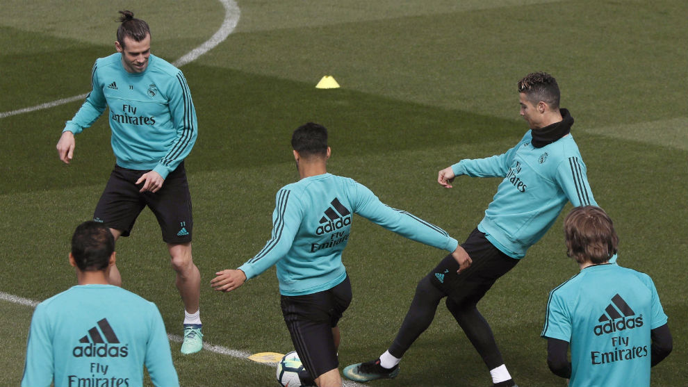 Varios jugadores del Real Madrid durante el entrenamiento