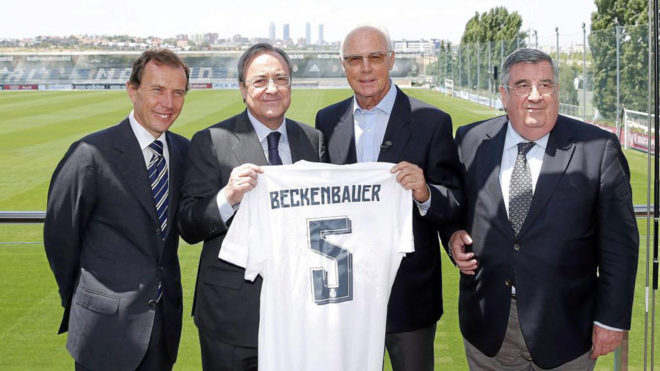 Beckenbauer recibe un obsequio del Madrid.