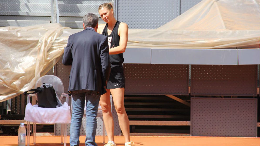 Mara Sharapova charla con Manolo Santana antes de un entrenamiento.
