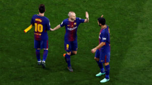 Iniesta saluda a Messi y Surez antes de salir de la final de Copa.