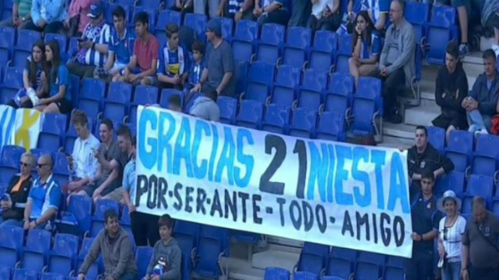 Pancarta de agradecimiento a Iniesta en el RCDE Stadium