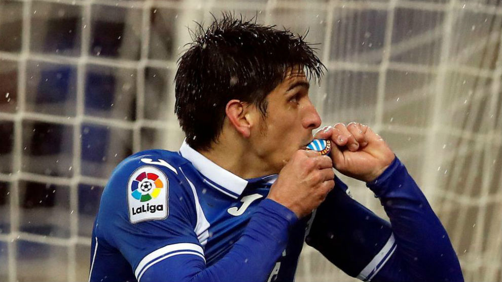 Gerard Moreno besa el escudo.