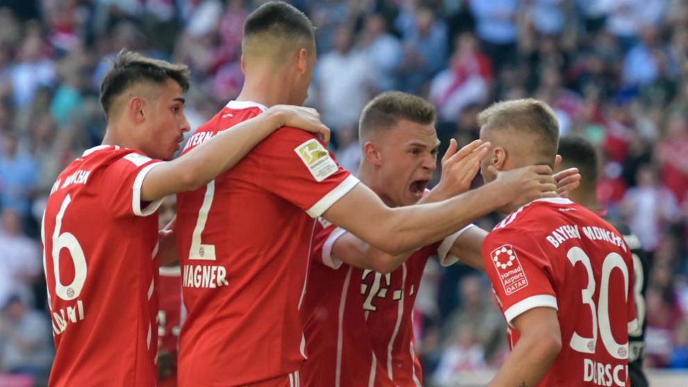 El Bayern celebra el gol de Dorsch