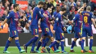 Los jugadores del Barcelona celebran un gol contra el Valencia.
