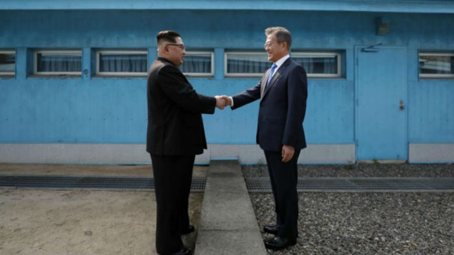 Kim Jong-un y Moon Jae-in se estrechan la mano en la frontera de las...