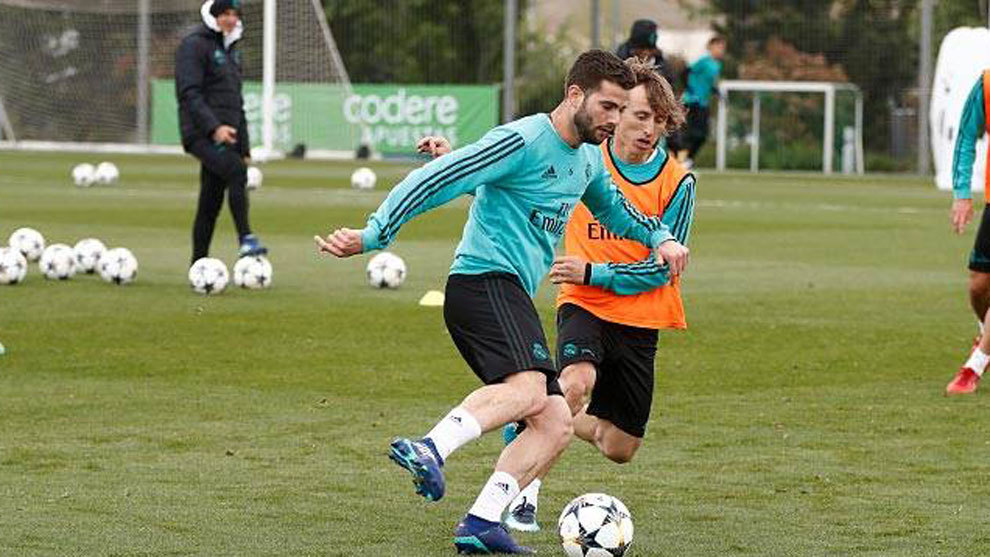 Nacho, con Modric, en la disputa por el baln en el entrenamiento de...