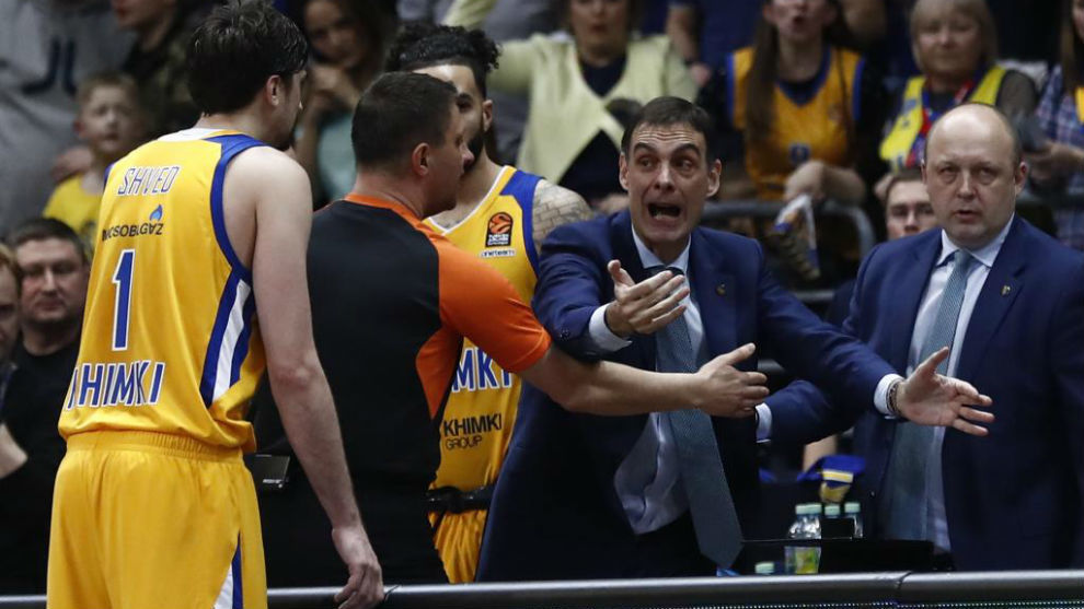 Georgios Bartzokas y sus jugadores protestando a los rbitros