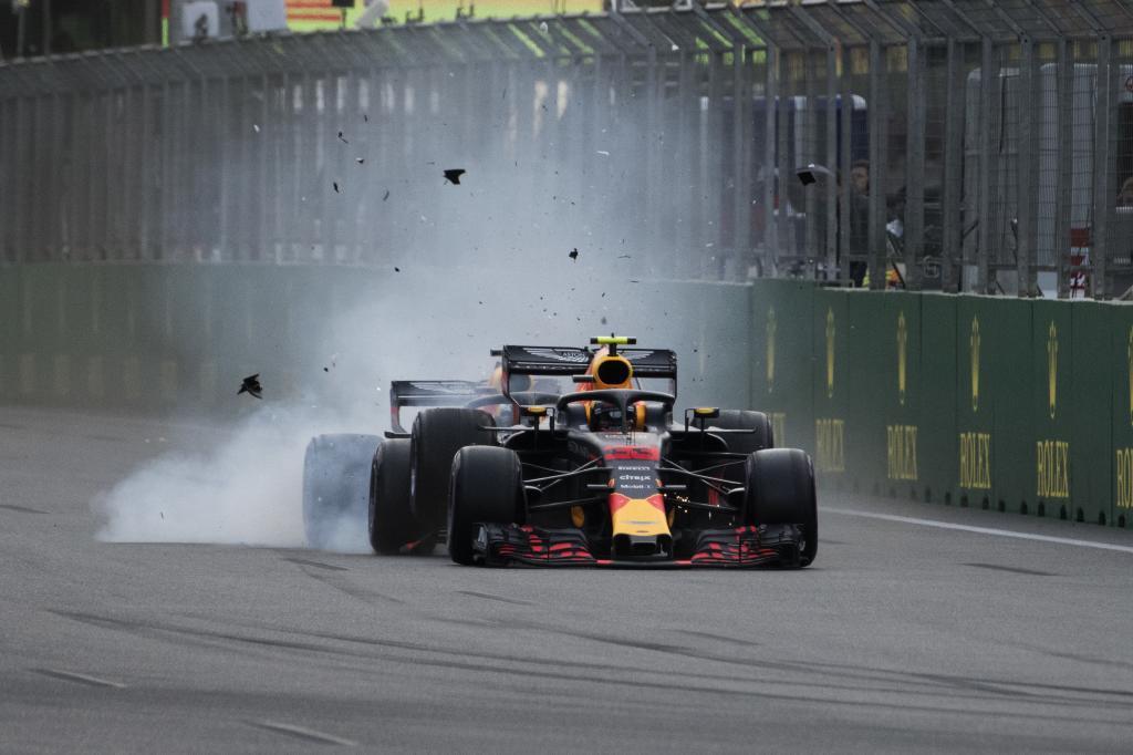 Daniel Ricciardo (AUS) Red Bull Racing RB14 embistiendo a Max...