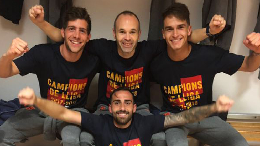 Andrés Iniesta con  sus compañeros celebrando la victoria en laLiga.